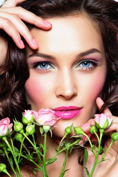 Porträt einer schönen jungen Frau mit Blumen. Perfektes Make-up. — Stockfoto