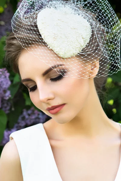 Belle mariée avec coiffure de mariage de mode — Photo