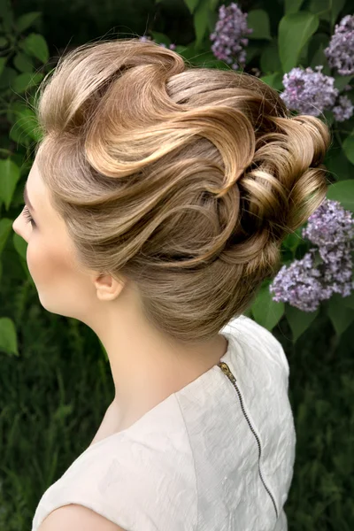 Bela noiva com penteado de casamento de moda — Fotografia de Stock