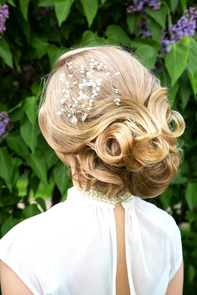 Belle mariée avec coiffure de mariage de mode — Photo