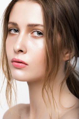 Güzel genç kadın temiz taze cilt ile u kapatın