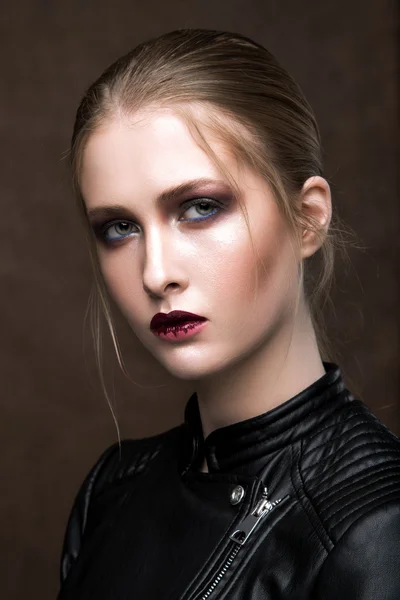 Portrait of a young woman in a leather jacket. Fashion & Beauty — Stock fotografie