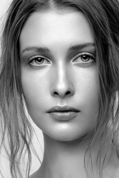Beautiful Young Woman with Clean Fresh Skin close up. The Black- — Zdjęcie stockowe