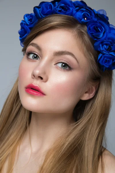 Bella ragazza con una corona di fiori sulla testa . — Foto Stock