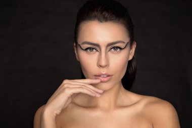 Sanat ile güzel esmer makyaj. Güzellik modeli kız uzun ile