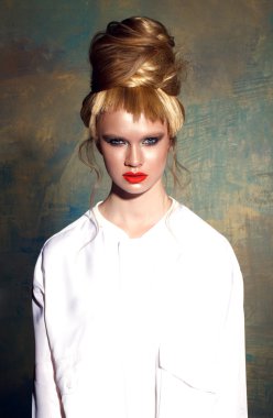 Studio moda saç modeli ile güzel Bayan portresi