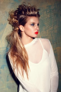 Studio moda saç modeli ile güzel Bayan portresi