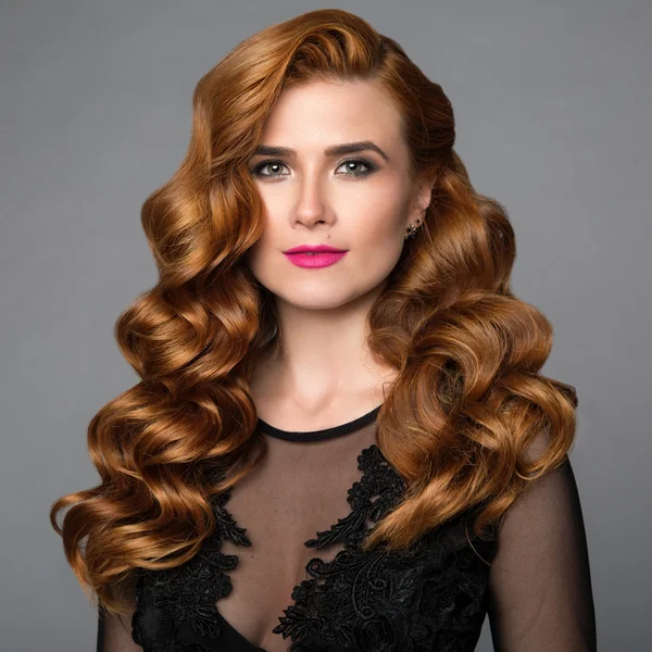 Güzellik kadını portre. Sağlıklı uzun kıvırcık kırmızı saç — Stok fotoğraf