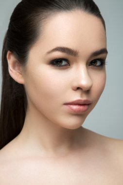 Temiz tenli, güzel genç bir kadın.