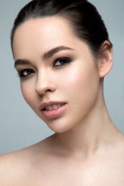 Temiz tenli, güzel genç bir kadın.