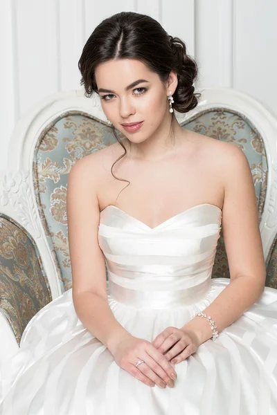 Beautiful sensual brunnete with elegant hairstyle. Wedding dress — Stock Photo, Image