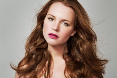 Güzellik kadını portre. Sağlıklı uzun kızıl saçları ve mükemmel bir tatil