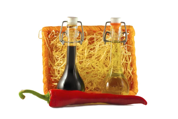 Dos botellas de vinagre de vino, aceite de oliva y dos pimiento rojo picante — Foto de Stock