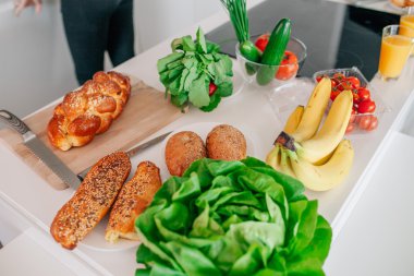 Sebze, meyve ve ekmek üzerine mutfakta tablo. 