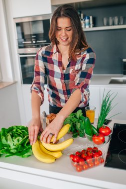 Genç kadın bir muz tablo alıyor. O takımdır