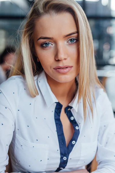 Portret van een mooi meisje zitten in het restaurant . — Stockfoto