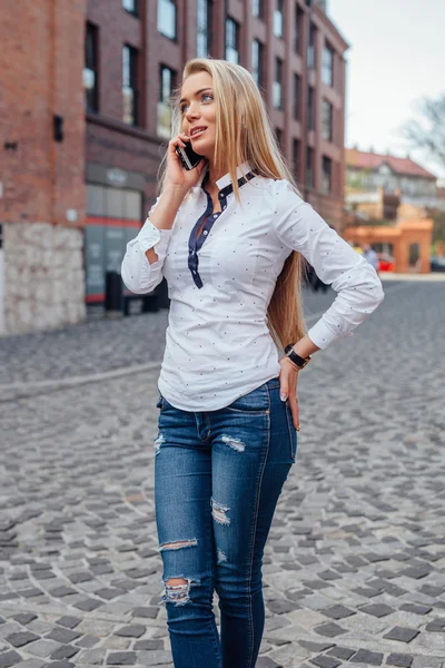 Retrato de uma bela jovem falando ao telefone . — Fotografia de Stock