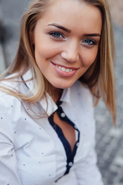 Retrato de uma menina bonita. Fundo urbano . — Fotografia de Stock