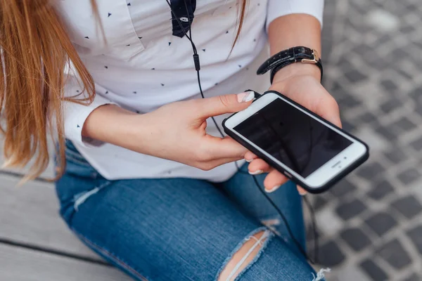 Chica usando auriculares y escuchando música. De cerca. . — Foto de Stock