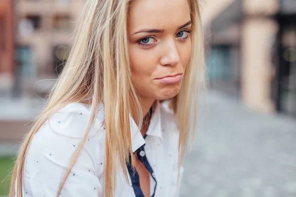 Retrato de una chica triste y solitaria. Fondo urbano . — Foto de Stock