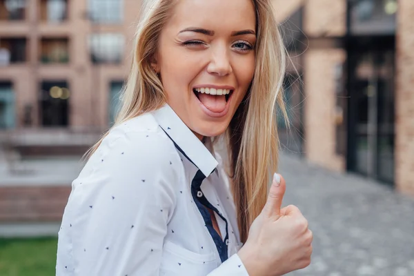 Retrato de una joven feliz. Emociones positivas. Pulgar hacia arriba . — Foto de Stock