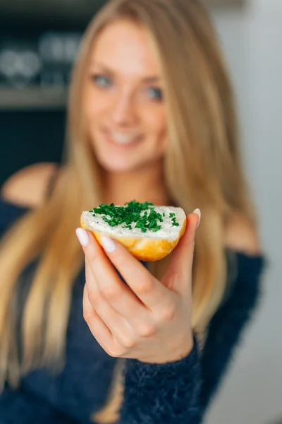 Menina mostrando sua sanduíche com queijo branco e chve. Fechar . — Fotografia de Stock