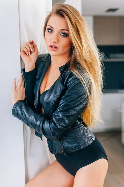 Portrait of a beautiful young woman wearing leather jacket. — Stock Photo, Image