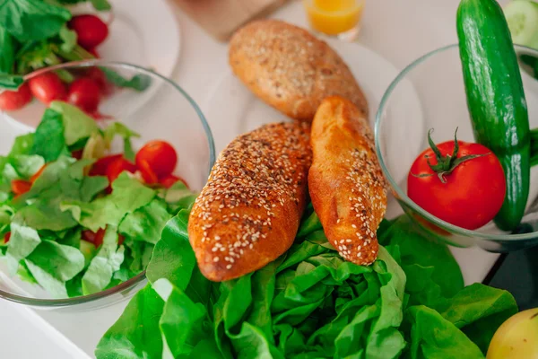 Tafel in de keuken met groenten, fruit en brood op het. — Stockfoto