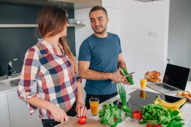 Genç çift salata mutfakta hazırlanıyor. Onlar için kesim