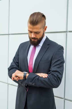 Bir benim için beklenirken saat kontrol genç sinir bussinessman