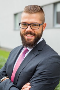 Office buildin dışarıda genç bir mutlu işadamı portresi