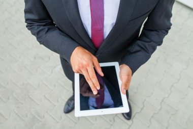 Tablet PC'yi kullanma iş adamı. Yakın çekim.