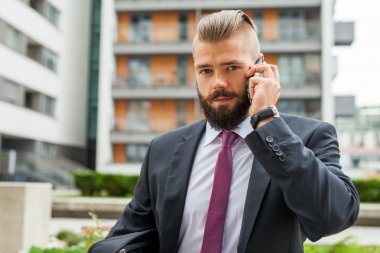 Genç işadamı cep telefonunuzun ve ofis dışında sakallı.