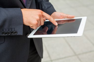 Tablet PC'yi kullanma iş adamı. Yakın çekim.