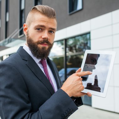 Genç grafik tablet PC'de gösterilen işadamı sakallı. Açık p