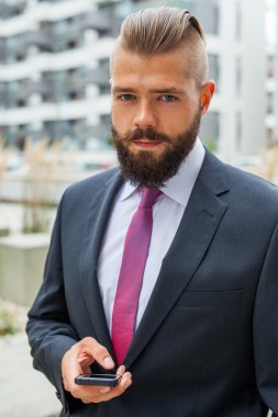 Genç işadamı onun mafya kullanarak iş e-posta yazma sakallı