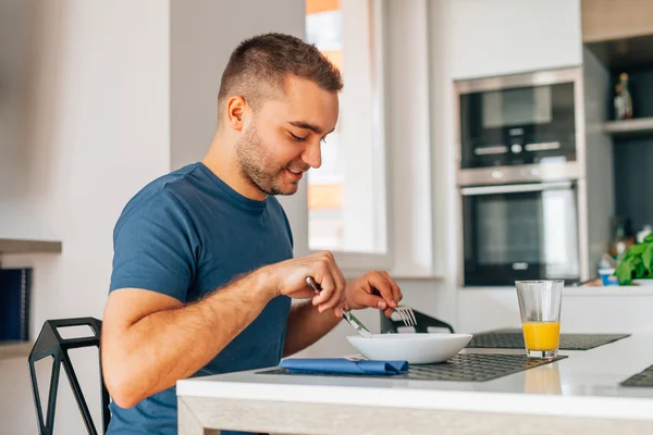 Joven comiendo espaguetis boloñés . — Foto de Stock