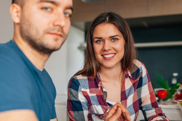 Jeune couple debout dans le kithcen. Ils s'embrassent. . — Photo