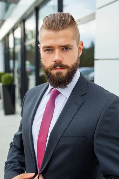 Porträt eines jungen fokussierten Geschäftsmannes vor dem Bürogebäude — Stockfoto
