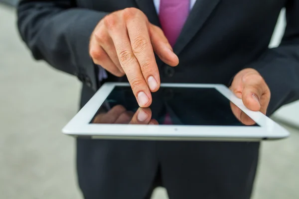 Zakenman die tablet pc gebruikt. Close-up. — Stockfoto