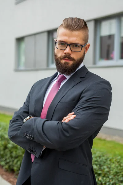 Portrait of a young focused bearded businessman outside the offi — Stock Photo, Image