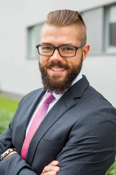 Office buildin dışarıda genç bir mutlu işadamı portresi