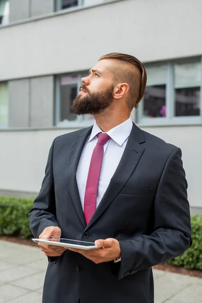 Jong gebaard zakenman schrijven van zakelijke e-mail via zijn tabblad — Stockfoto