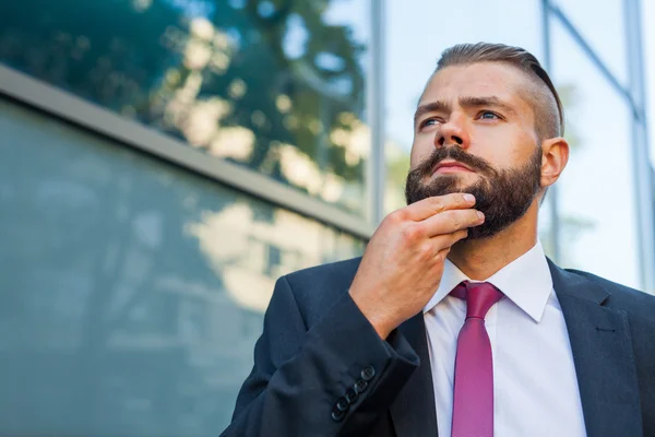 Jovem empresário barbudo pensando em planos para o fim de semana . — Fotografia de Stock