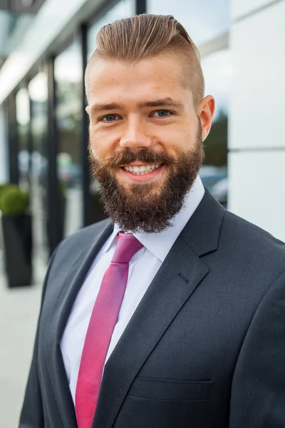 Portrait of a young happy businessman outside the office buildin — Stock Photo, Image