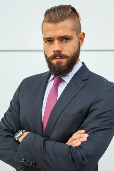 Portrait of a young focused businessman outside the office build — Stock Photo, Image