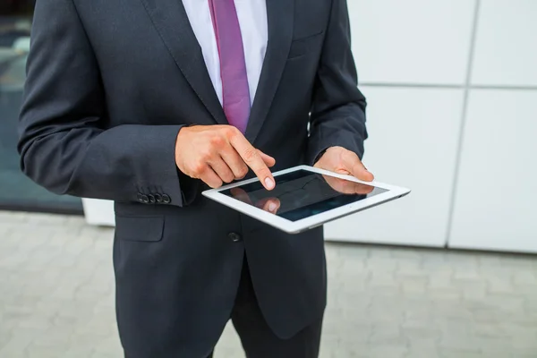 Zakenman die tablet pc gebruikt. Close-up. — Stockfoto