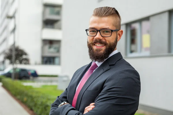 Portrait of a young happy businessman outside the office buildin — Stock Photo, Image