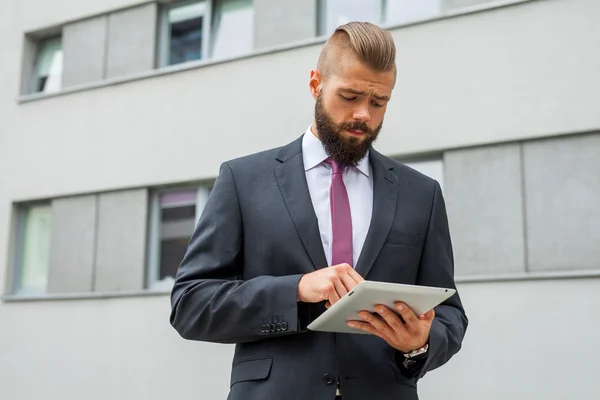 Jeune homme d'affaires barbu écrivant e-mail d'affaires en utilisant son onglet — Photo