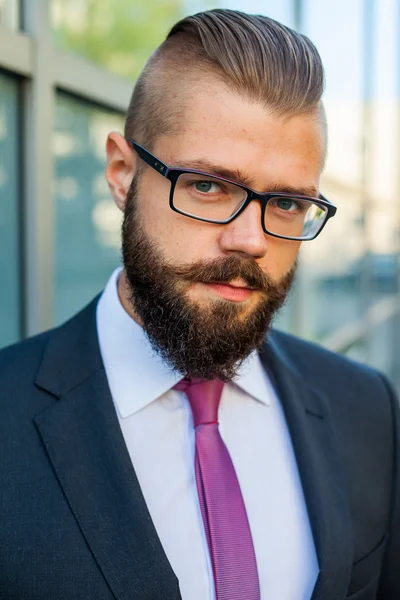 Portrait of a young focused bearded businessman outside the offi — Stock Photo, Image